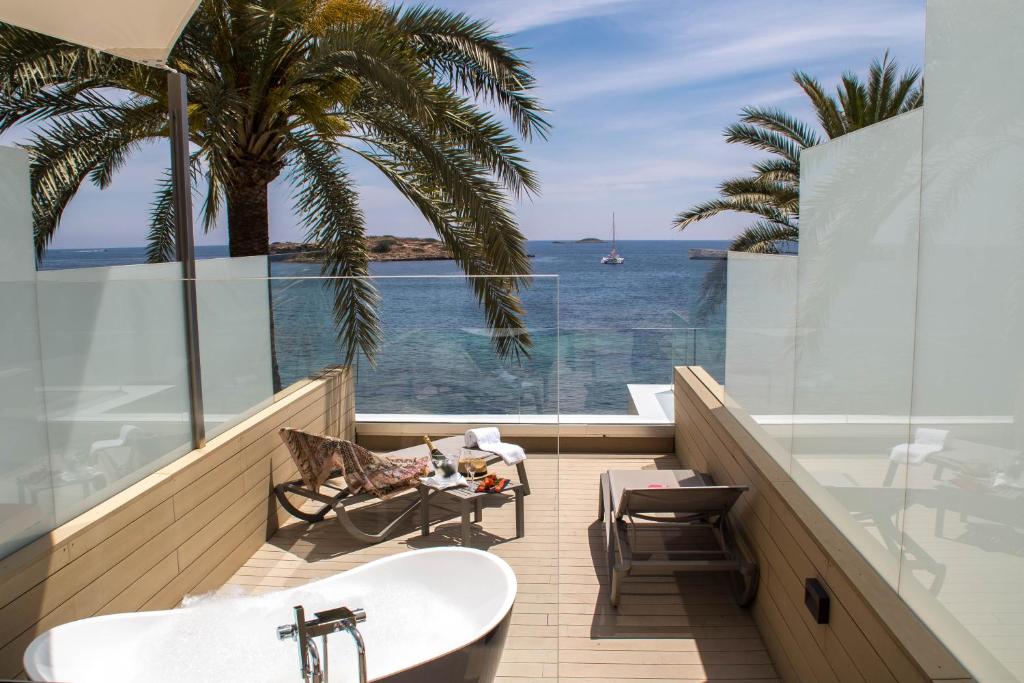 Signature vista mar, terraza y bañera hidromasaje del hotel Torre Del Mar