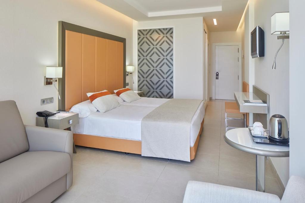 Signature vista mar, terraza y bañera hidromasaje del hotel Torre Del Mar. Foto 2