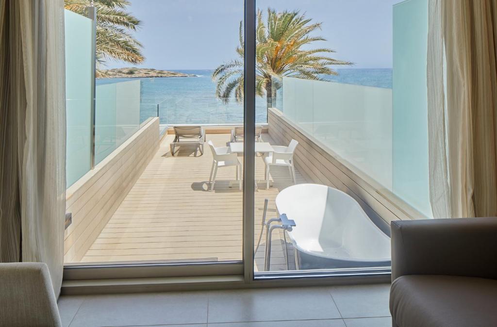 Signature vista mar, terraza y bañera hidromasaje del hotel Torre Del Mar. Foto 4