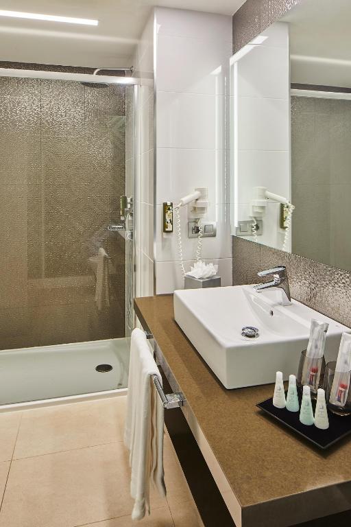 Deluxe vista mar, terraza y bañera hidromasaje del hotel Torre Del Mar