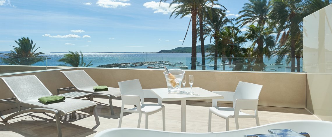 Deluxe vista mar, terraza y bañera hidromasaje del hotel Torre Del Mar. Foto 1