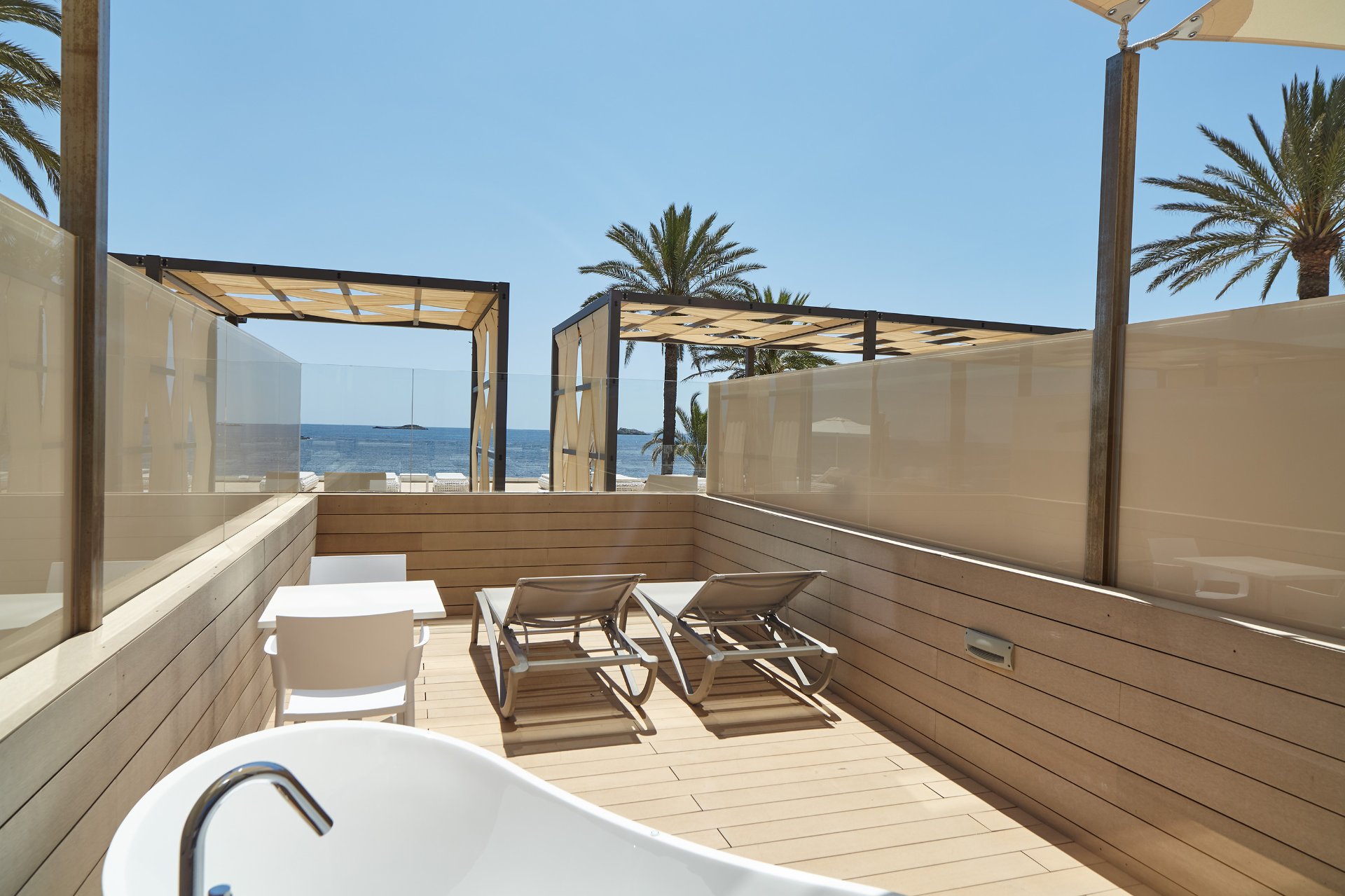 Familiar Signature vista mar, terraza y bañera hidromasaje del hotel Torre Del Mar. Foto 1