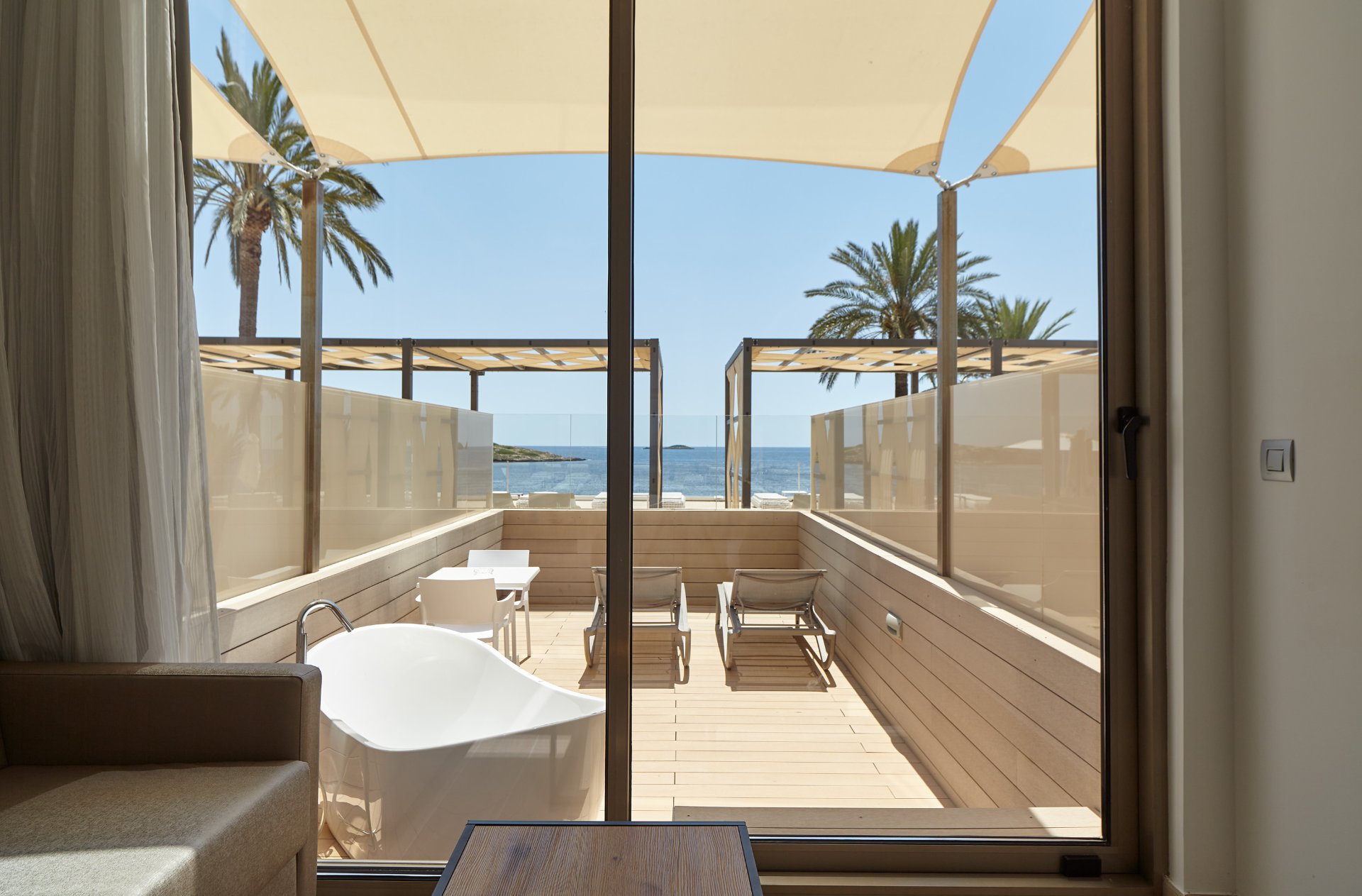 Familiar Signature vista mar, terraza y bañera hidromasaje del hotel Torre Del Mar. Foto 3