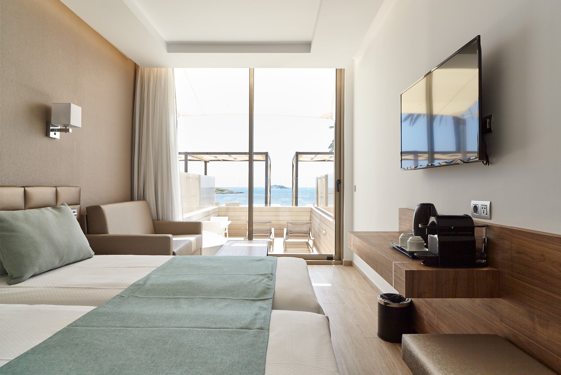 Familiar Signature vista mar, terraza y bañera hidromasaje del hotel Torre Del Mar. Foto 4