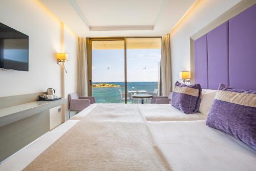 Habitación Doble con vistas al mar del hotel Torre Del Mar. Foto 6