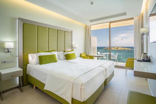 Habitación Doble con vistas al mar del hotel Torre Del Mar. Foto 7