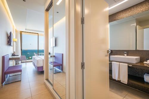 Habitación Doble con vistas al mar del hotel Torre Del Mar. Foto 10