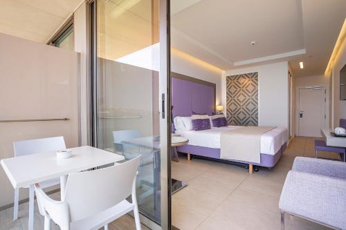 Habitación Doble con vistas al mar del hotel Torre Del Mar. Foto 11