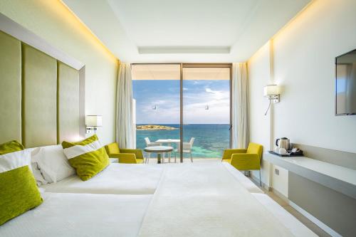 Habitación Doble con vistas al mar del hotel Torre Del Mar. Foto 13