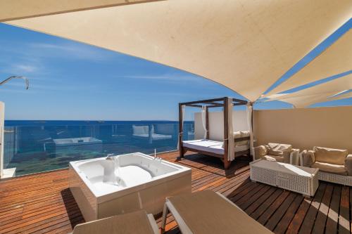 Suite con vistas al mar, bañera de hidromasaje y acceso gratuito al spa del hotel Torre Del Mar. Foto 7