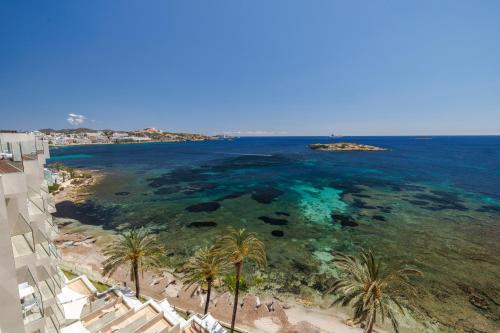 Suite con vistas al mar, bañera de hidromasaje y acceso gratuito al spa del hotel Torre Del Mar. Foto 8