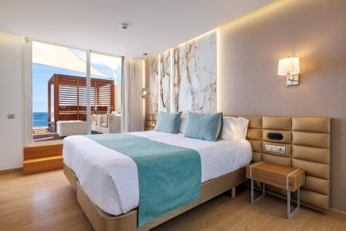 Suite Ático con vistas al mar, bañera de hidromasaje y acceso gratuito al spa del hotel Torre Del Mar. Foto 6