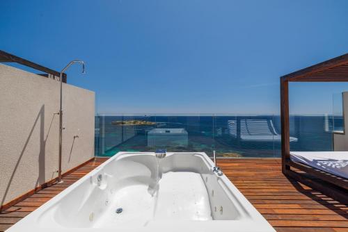 Suite Ático con vistas al mar, bañera de hidromasaje y acceso gratuito al spa del hotel Torre Del Mar. Foto 7