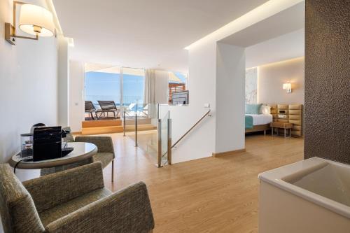 Suite Ático con vistas al mar, bañera de hidromasaje y acceso gratuito al spa del hotel Torre Del Mar. Foto 8
