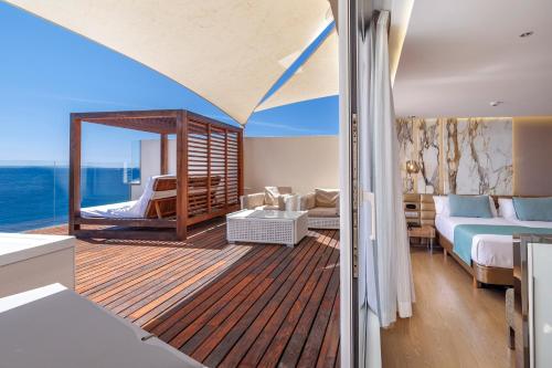 Suite Ático con vistas al mar, bañera de hidromasaje y acceso gratuito al spa del hotel Torre Del Mar. Foto 9