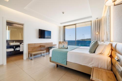 Suite Deluxe con bañera de hidromasaje y acceso gratuito al spa del hotel Torre Del Mar