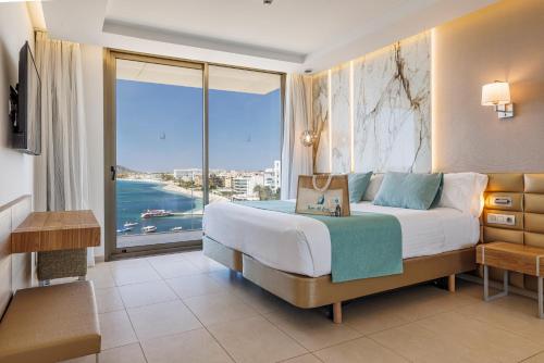 Suite Deluxe con bañera de hidromasaje y acceso gratuito al spa del hotel Torre Del Mar. Foto 1