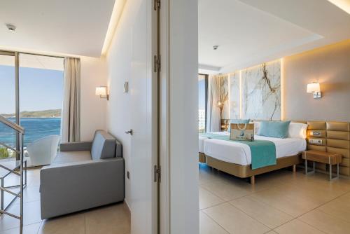 Suite Deluxe con bañera de hidromasaje y acceso gratuito al spa del hotel Torre Del Mar. Foto 2