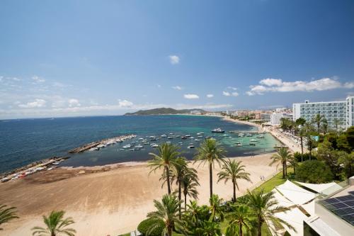 Suite Deluxe con bañera de hidromasaje y acceso gratuito al spa del hotel Torre Del Mar. Foto 3