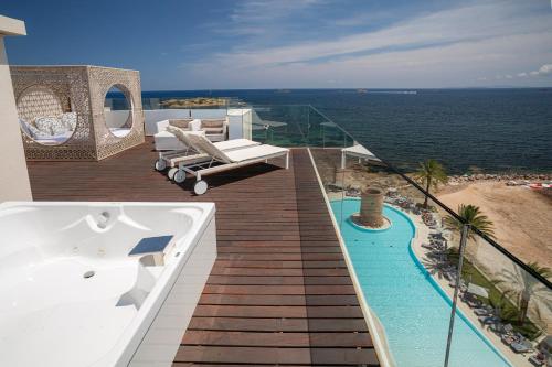 Suite Deluxe con bañera de hidromasaje y acceso gratuito al spa del hotel Torre Del Mar. Foto 4