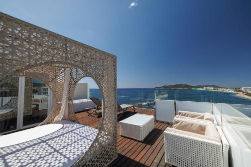 Suite Deluxe con bañera de hidromasaje y acceso gratuito al spa del hotel Torre Del Mar. Foto 5