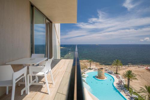 Suite Deluxe con bañera de hidromasaje y acceso gratuito al spa del hotel Torre Del Mar. Foto 7