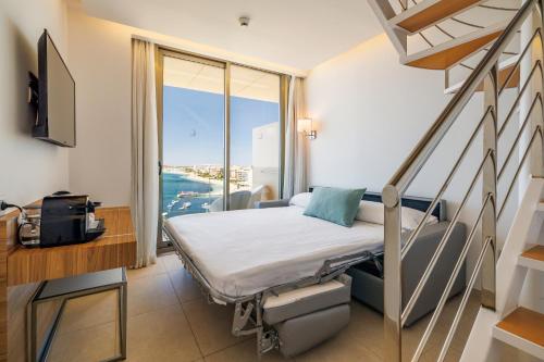 Suite Deluxe con bañera de hidromasaje y acceso gratuito al spa del hotel Torre Del Mar. Foto 8