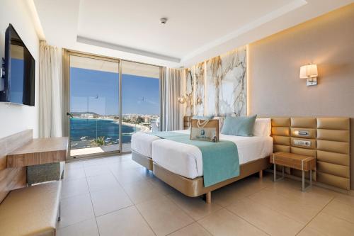 Suite Deluxe con bañera de hidromasaje y acceso gratuito al spa del hotel Torre Del Mar. Foto 9