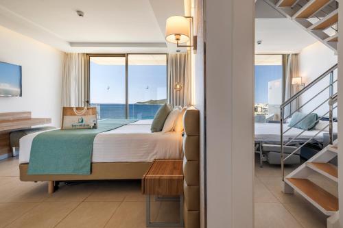 Suite Deluxe con bañera de hidromasaje y acceso gratuito al spa del hotel Torre Del Mar. Foto 10