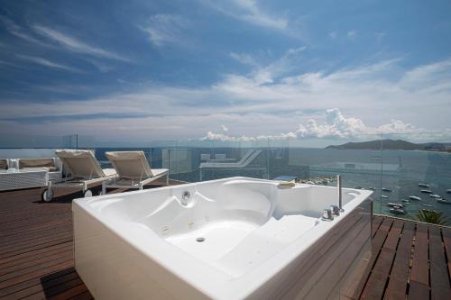 Suite Deluxe con bañera de hidromasaje y acceso gratuito al spa del hotel Torre Del Mar. Foto 11