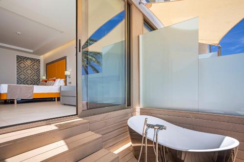 Habitación Doble con bañera de hidromasaje del hotel Torre Del Mar. Foto 3