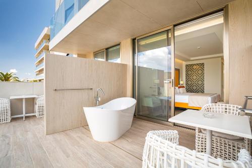 Habitación Doble con terraza - 2 camas del hotel Torre Del Mar. Foto 3