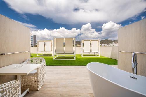 Habitación Doble con terraza - 2 camas del hotel Torre Del Mar. Foto 4