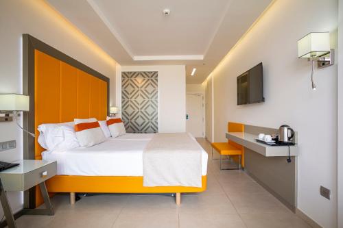 Habitación Doble con terraza - 2 camas del hotel Torre Del Mar. Foto 6