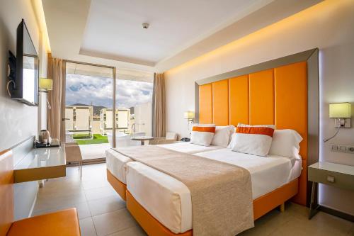 Habitación Doble con terraza - 2 camas del hotel Torre Del Mar. Foto 8