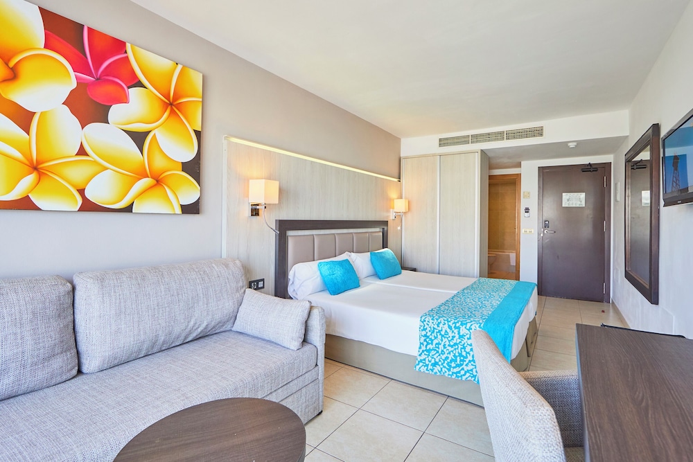 Habitación doble Vista Piscina Balcón o Terraza Sofá Cama incluido 2 Camas individuales Normal del hotel Fergus Style Bahamas. Foto 1