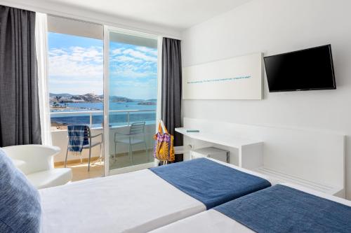 Habitación doble con 2 camas y vistas panorámicas del hotel Vibra Algarb. Foto 4