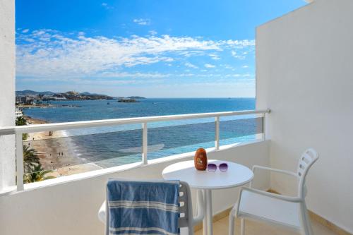 Habitación doble con 2 camas y vistas panorámicas del hotel Vibra Algarb. Foto 5