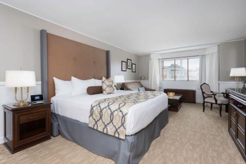 Habitación Deluxe con cama extragrande del hotel The Garden City