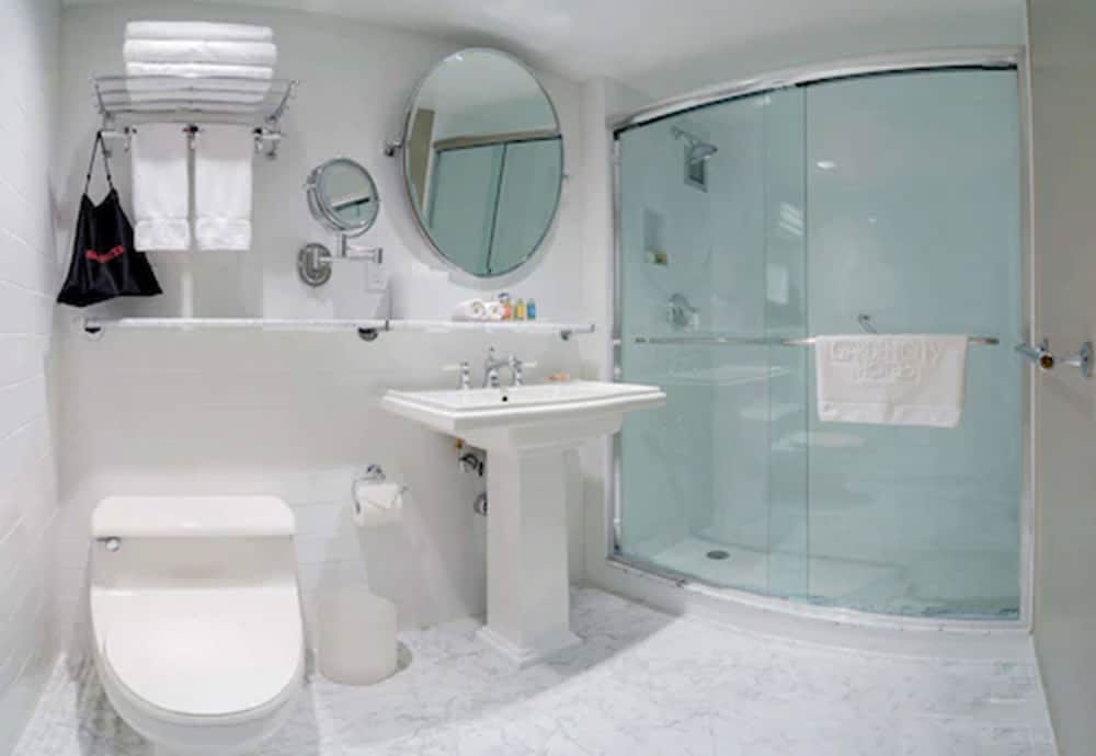 Habitación Deluxe, 1 cama de matrimonio grande del hotel The Garden City. Foto 5