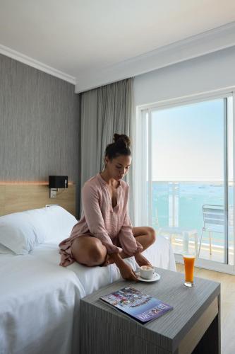 Habitación Doble con vistas al mar - 2 camas del hotel Simbad. Foto 11