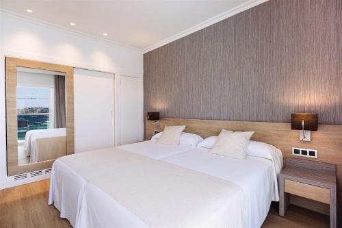 Habitación Doble con vistas al mar - 2 camas del hotel Simbad. Foto 14