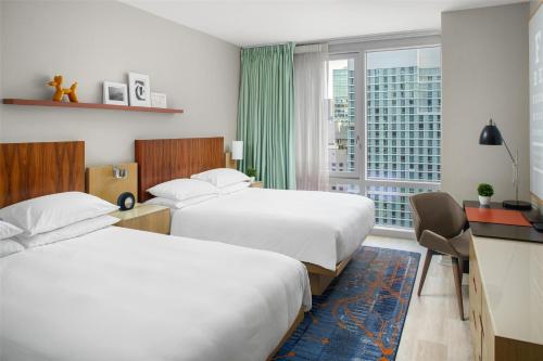 Habitación Queen con dos camas queen y vista a la ciudad del hotel Hyatt Centric Times Square New York. Foto 2