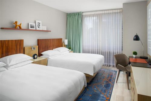 Habitación con 2 camas grandes y ducha adaptada para personas con movilidad reducida - Adaptada del hotel Hyatt Centric Times Square New York. Foto 1