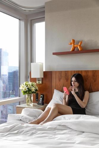 Suite con cama extragrande y vistas a Times Square del hotel Hyatt Centric Times Square New York. Foto 1