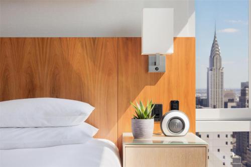 Suite con vistas al perfil urbano - Cama extragrande - Planta superior del hotel Hyatt Centric Times Square New York. Foto 2