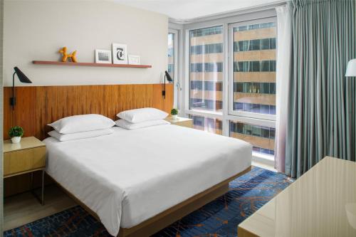 Suite con vistas al perfil urbano - Cama extragrande - Planta superior del hotel Hyatt Centric Times Square New York. Foto 3