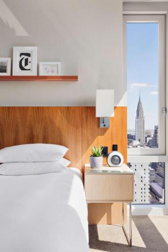 Suite con vistas al perfil urbano - Cama extragrande - Planta superior del hotel Hyatt Centric Times Square New York. Foto 6