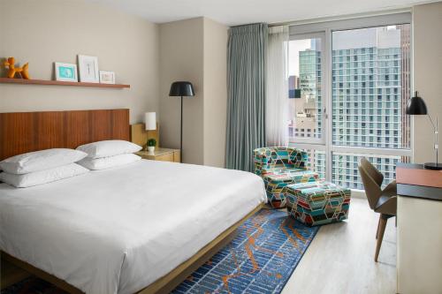 Habitación con cama extragrande y vistas a la ciudad del hotel Hyatt Centric Times Square New York. Foto 2