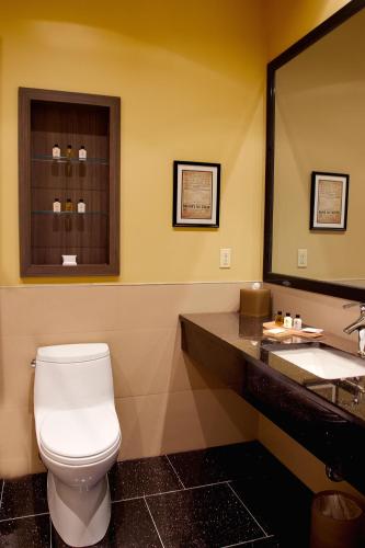 Habitación Superior con cama extragrande del hotel Opera House. Foto 4